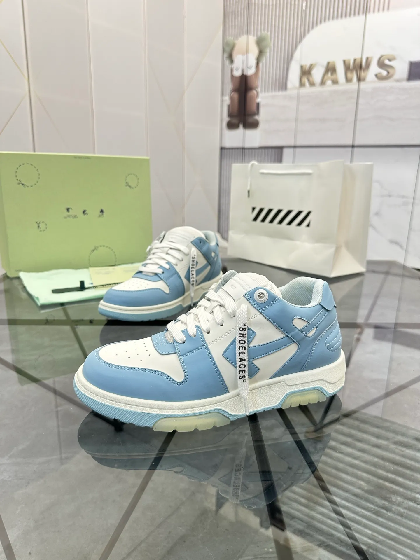 Selling men's shoes 💰: 💰P560¥ High-end top quality (leather buckle plus 10) Product trademark: OFF WHITE * "OFF WHITE*" low-top casual shoes Regular size: 35-45 (can be customized to 46) Couple style Product material: imported first-layer cowhide leather upper, breathable lining, original outsole. No.: H203